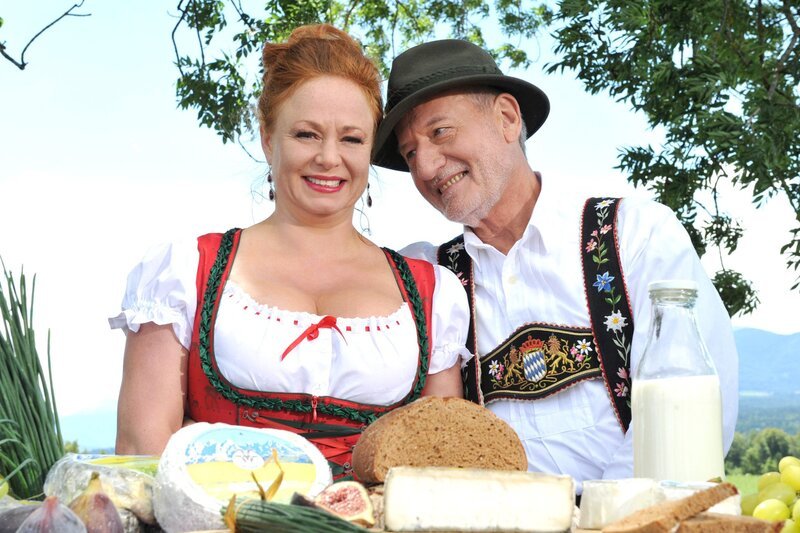 ARD STURM DER LIEBE FOLGE 1855, am Dienstag um 15:10&nbsp;Uhr im ERSTEN. Glanz und Glamour im Fürstenhof: die bayerische Schauspielerin Magdalena Murnau (Petra Berndt, l.) kommt in das oberbayerischen Luxushotel, um Alfons (Sepp Schauer, r.) Werbekampagne für Ziegenkäse durch ihren Sex-Appeal mehr Pepp zu verleihen. Die Dreharbeiten mit dem Kurvenstar machen Alfons sichtlich Spaß. – Bild: ARD/​Ann Paur