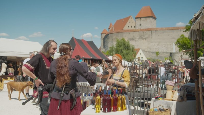 Eine Schnapsverkäuferin beim Mittelaltermarkt auf der Harburg. – Bild: Marie-Luise Struve /​ BR; Bewegte Zeiten Filmproduktion GmbH /​ BR/​Bewegte Zeiten Filmproduktion GmbH