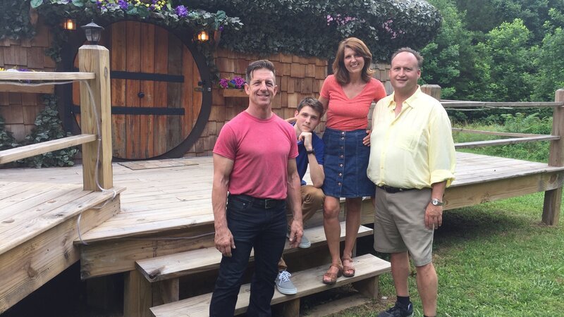 Rick (right), his wife Christine and their son Matt have traveled to Tennessee hoping that home builder Randy can create the tiny home of their dreams. – Bild: Discovery Channel