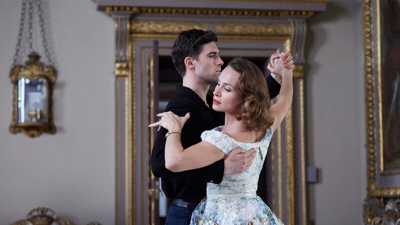 Alexander Walgrave (Jarrad Ellis Thomas) und Lucy Dawes (Holly Weston) – Bild: AXN White