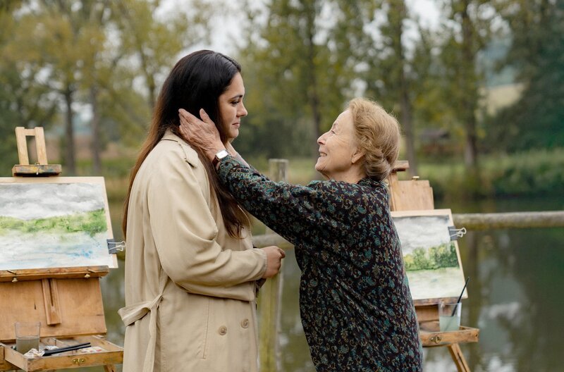 Dana (Nilam Farooq, li.) fühlt sich geehrt: Ava (Hana Frejková, re.) traut ihr zu, ihr jüngeres Selbst im Film zu verkörpern. – Bild: SWR/​Odeon Fiction/​Zuzana Panska