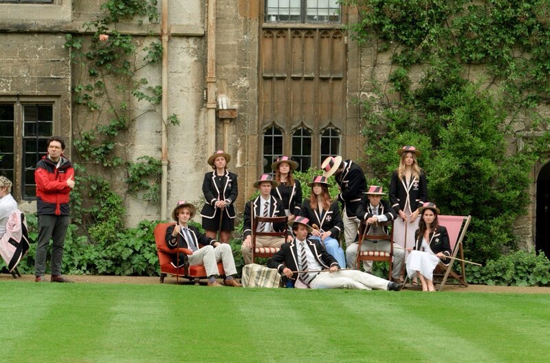 Studenten des Worcester College posieren am zentralen Rasengrün des Colleges für ein historisches Foto. – Bild: CO2FILM