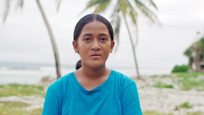 Die 14-jährige Telagi muss wegen des steigenden Meeresspiegels ihre Heimat, die Insel Tuvalu, verlassen. – Bild: Radio Bremen/​SWR/​Irja von Bernstorff