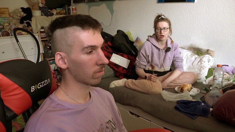 Im Haushalt von Maiks Mutter Bärbel wird die Situation zunehmend belastend. Während die Spannungen zwischen Jasmin und Maik den Alltag erschweren, bleibt die Suche nach einer eigenen Wohnung für das junge Paar bisher erfolglos. – Bild: RTLZWEI