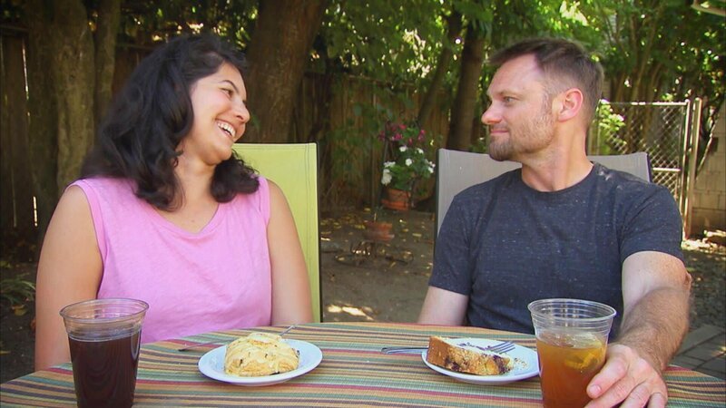 Jesse und Sarah aus Seattle haben nach einem Hausbrand alles verloren. Seitdem leben sie minimalistisch und wollen ihren neuen Lifestyle auch auf ihre Wohnsituation übertragen. Ganz nach dem Motto „weniger ist mehr“ soll es ein Tiny House im Grünen werden. Doch zuerst müssen sie sich darauf einigen, was sie eigentlich wollen. Jesse stellt sich etwas Unkonventionelles vor, während Sarah auf Tradition steht. – Bild: HGTV