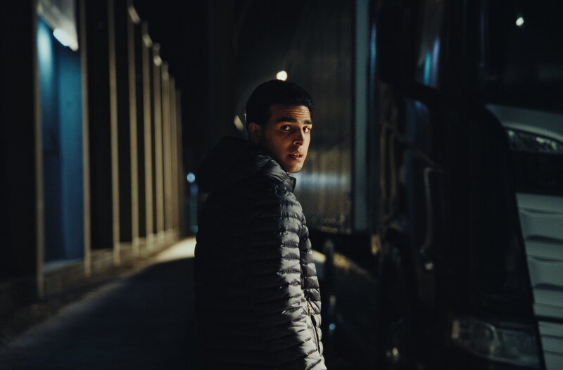 Anis Amri (Wael Alkhatib) auf dem Weg zum Anschlag. – Bild: ARD Degeto Film/​HR/​NDR/​rbb/​NEUESUPER GmbH/​Sofia Velasquez