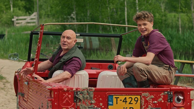 Benno (Loek Peters, links), der Campingplatzbesitzer, schaut mit seinem Sohn Kai (Lucas Reijnders) nach dem Rechten und begrüßt die neuen Gäste. – Bild: ZDF/​Rinkel Film