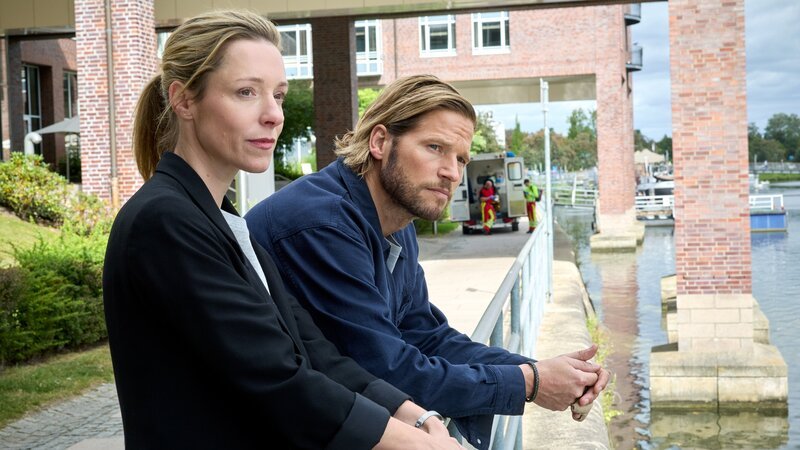 Hannah Vogt (Friederike Linke), Eric Seeler (Sebastian Ströbel) – Bild: RTL /​ ORF /​ Sandra Hoever