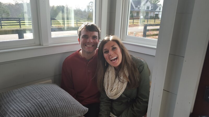 Homebuyers Adam (left) and Lindsey (right) love this nook feature inside a 160 sq ft tiny house on wheels in Atlanta, GA. – Bild: Discovery Channel (BULG)