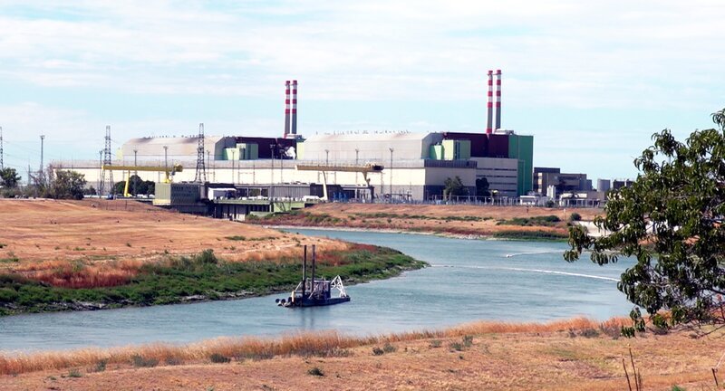 Am Kaltwasserkanal entnimmt das Kraftwerk sein Kühlwasser. Genau hier entscheidet sich, ob die Reaktoren weiterlaufen können. – Bild: MDR/Benedekt Tutsek Am Kaltwasserkanal entnimmt das Kraftwerk sein Kühlwasser. Genau hier entscheidet sich, ob die Reaktoren weiterlaufen können. – Bild: MDR/Benedekt Tutsek