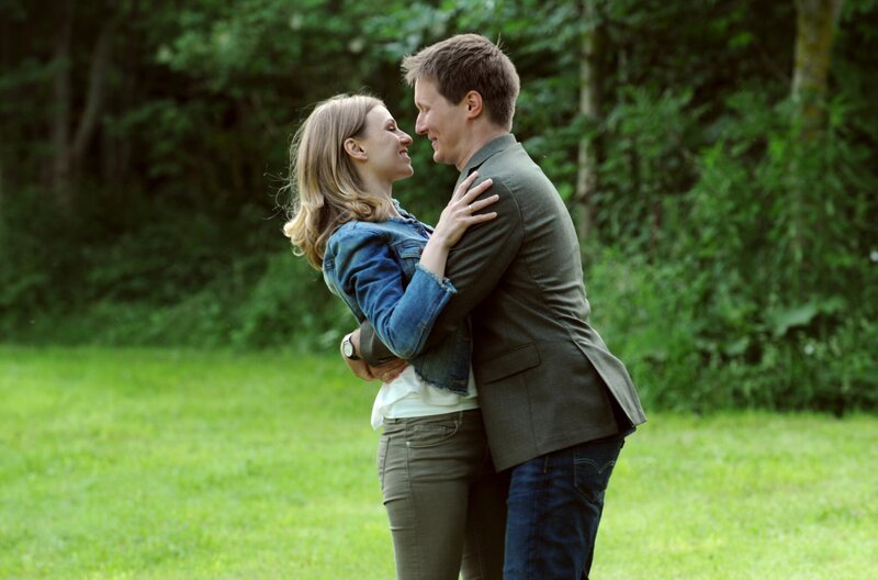 Caro und Ludwig sind überglücklich, als sie von der Schwangerschaft erfahren. Von links: Caro Ertl (Teresa Rizos) und Ludwig Brunner (Martin Wenzl). – Bild: BR/​Marco Orlando Pichler