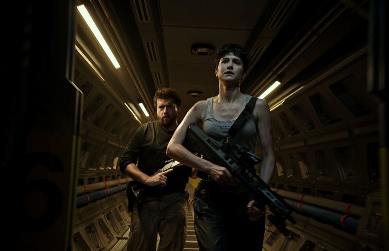 L-R: Tennessee (Danny McBride) and Daniels (Katherine Waterston) – Bild: S: Sky Cinema /​ FOX /​ Twentieth Century Fox Film Corporation