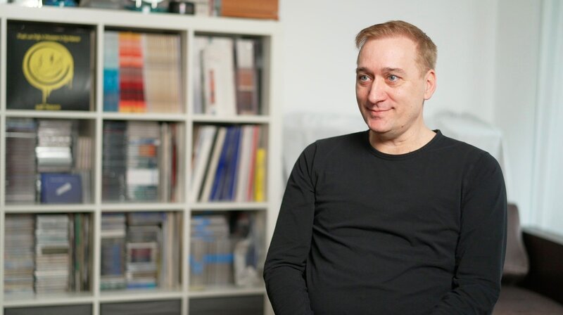 Paul van Dyk wuchs in Ost-Berlin auf und verließ mit seiner Mutter kurz vor dem Mauerfall die DDR. Wenig später startete er als DJ in den neu entstehenden Berliner Technoklubs eine Weltkarriere. – Bild: phoenix/​ZDF/​Alexander Detig