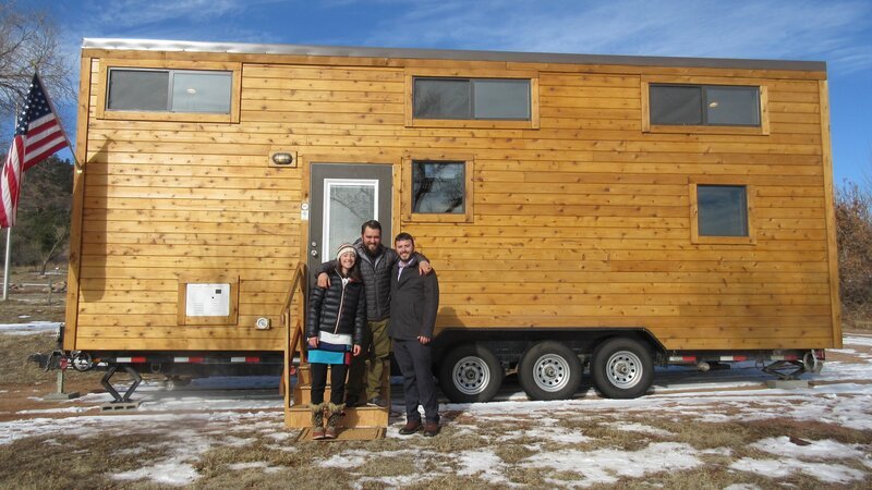 Realtor Mike is excited to show homebuyers, Julie and John all what this 317 sq ft. modern style tiny home has to offer. Located in Colorado Springs, CO, as seen on Tiny House Hunters. – Bild: Discovery Channel