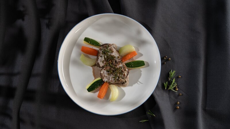 Das legendäre „Filet du Patron“: Perfekt gegartes Rinderfilet, würzige Pfefferrahmsauce und feines Gemüse. – Bild: WDR/​2Bild TV.Events & Media GmbH