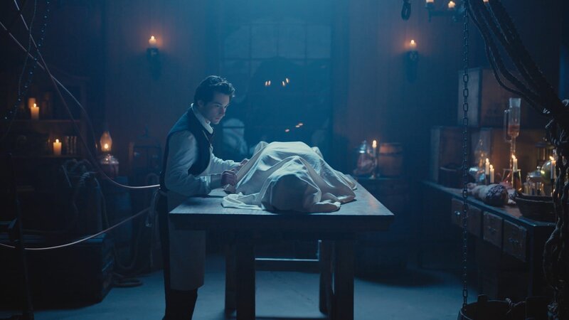 REENACTMENT – Dr. Frankenstein stands over his creation. – Bild: Jordan Lynn /​ Cineflix/​Jordan Lynn /​ Cineflix