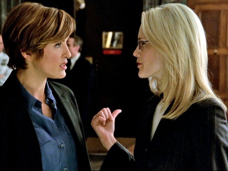 Det. Benson (Mariska Hargitay, li.) und die stellv. Staatsanwältin Alex Cabot (Stephanie March, re.) versuchen den Fall zu retten. Wenn sie keine weiteren Beweise oder eine Zeugenaussage bekommen wird Michael Gardner freigesprochen&nbsp;… – Bild: RTL II