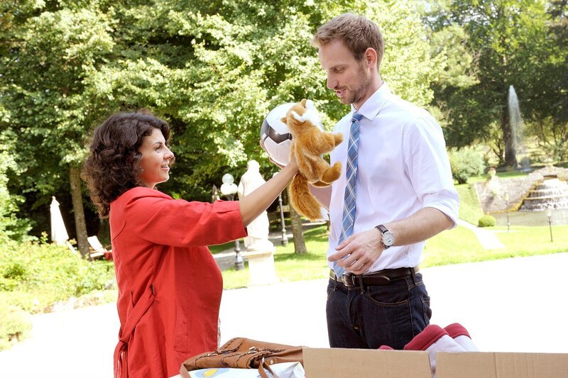 Pauline (Liza Tzschirner, l.) und Leonard (Christian Feist, r.) sichten das Spielzeug für ein Kinderdorf in Rumänien. – Bild: ARD/​Jacqueline Krause-Burberg