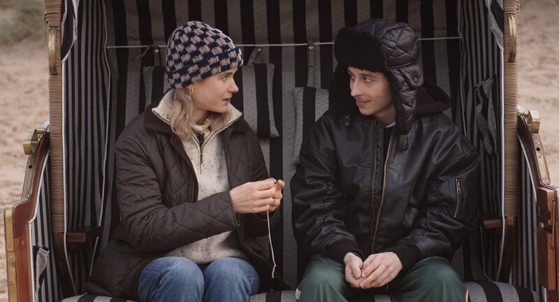 Falko (Shadi Eck) mit seiner Therapeutin Jannika (Marie Lina Smyrek). – Bild: ARD Degeto Film/​hr/​Radio Bremen/​Kleine Brüder GmbH/​Ostkreuz/​David Luther (Repro)