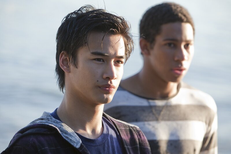 Christian (Jordan Rodrigues) (l.) und Ollie (hinten) bei der Abschiedsfeier für ihren Freund Sammy (Tom Green). – Bild: ZDF/​Mark Rogers