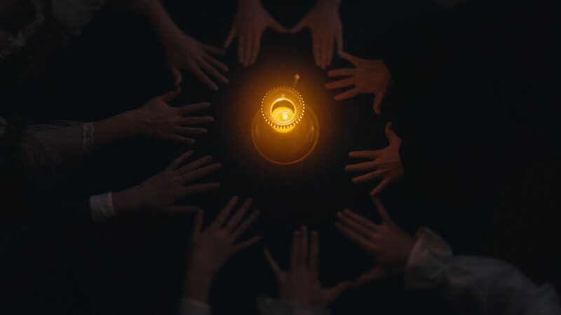 REENACTMENT – The Fox sisters conduct a seance. (Cineflix/​Jordan Lynn) – Bild: Cineflix/​Jordan Lynn