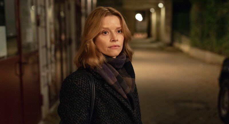 Elli Krieger (Karoline Schuch) folgt dem Hilferuf von Kollegin Mila Sahin. – Bild: ORF/​NDR/​Thorsten Jander