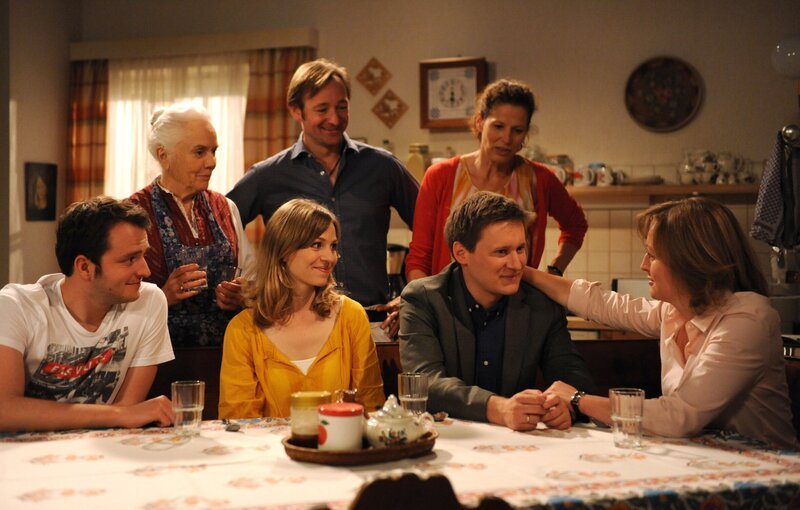 Vroni und Ludwig haben sich viel zu erzählen. Von links: Florian Brunner (Tommy Schwimmer), Theresa Brunner (Ursula Erber), Caro Ertl (Teresa Rizos), Gregor Brunner (Holger M. Wilhelm), Annalena Brunner (Heidrun Gärtner), Ludwig Brunner (Martin Wenzl) und Veronika Brunner (Senta Auth). – Bild: BR/​Marco Orlando Pichler