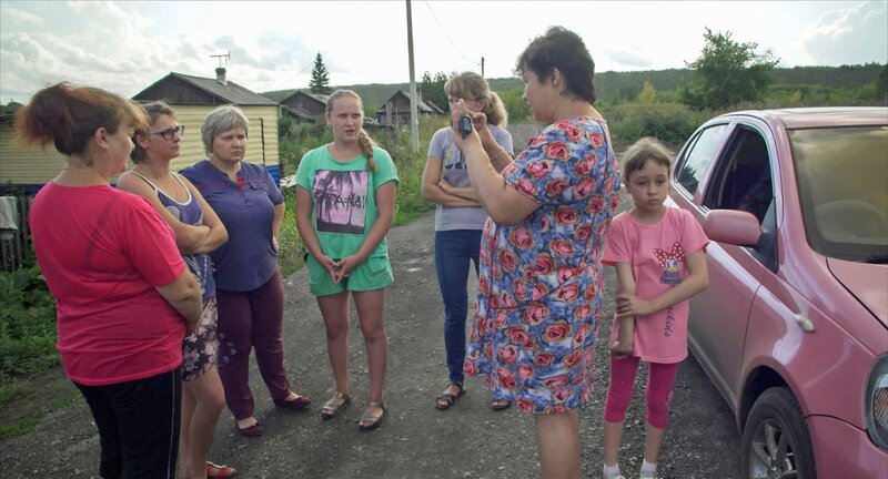 Natalja Subkowa (r.) bei einer Recherche vor Ort. – Bild: MDR/​Alina Simone