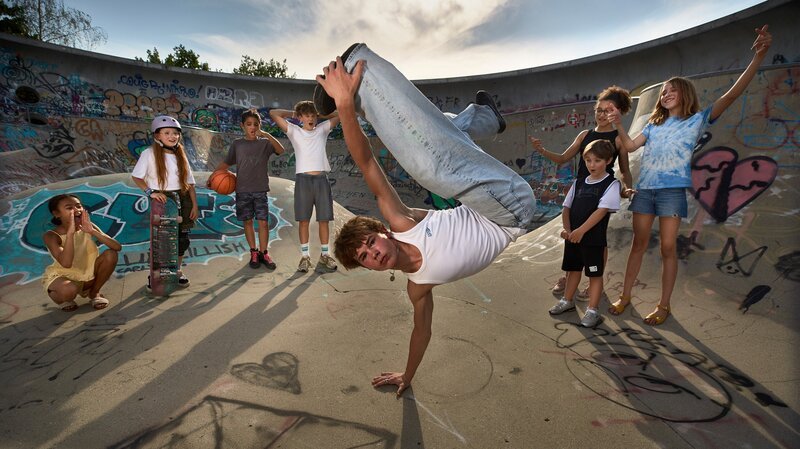 Leon beim Breaking mit begeistertem Publikum. Die Doku-Reihe „Go for It!“ begleitet Kinder und Jugendliche in den Sportarten Breaking, Streetball, Skateboarding und Kickboxen. – Bild: BR/​Südkino Filmproduktion GmbH