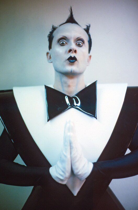 Klaus Nomi (1983): Der vielschichtige Künstler sorgte mit einem Außerirdischen-Look für Furore. – Bild: BSR Agency/​Gentle Look/​Getty Images