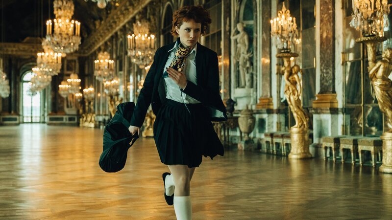 Alexia (Claire Romain) schleust sich als Touristenguide ins Schloss Versailles ein. – Bild: ZDF