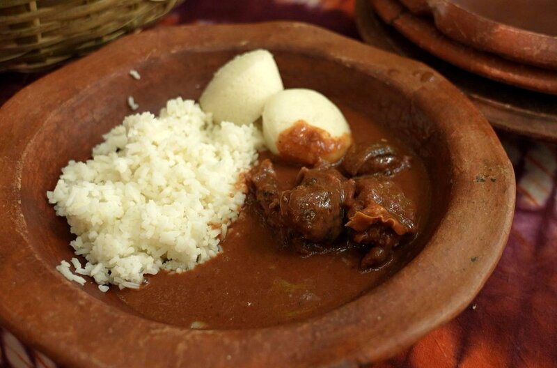Bei der Féchouada handelt es sich um eine Beniner Abwandlung des brasilianischen Gerichts Feijoada. – Bild: Elephant Doc