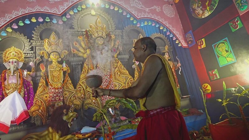 Ein hinduistisches Ritual vor den Statuen von Gottheiten. – Bild: The Movie Database (TMDb)