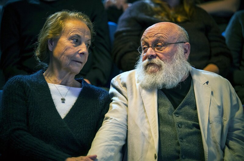 Ava (Hana Frejková) und Jossi (Arnošt Goldflam) sind gespannt, was sie in der Talkshow über jüdisches Leben in Deutschland hören werden. – Bild: SWR/​Odeon Fiction/​Zuzana Panska