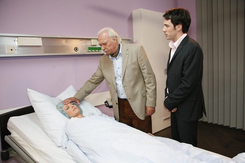 Als Mark (Arne Stephan, r.) von Dr. Moll (Achim Wolff, M.) erfährt, dass Alexandra (Ivonne Schönherr, l.) eine Fehlgeburt hatte, ist er todtraurig&nbsp;… – Bild: SAT.1