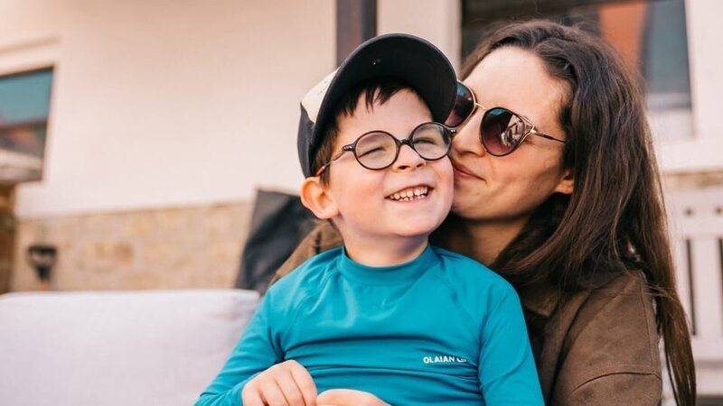 Matheo ist sehbehindert. Er liebt es, sich mit seiner Mama um die Ziegen auf ihrem Bauernhof zu kümmern. – Bild: KiKA/​Markus Hering