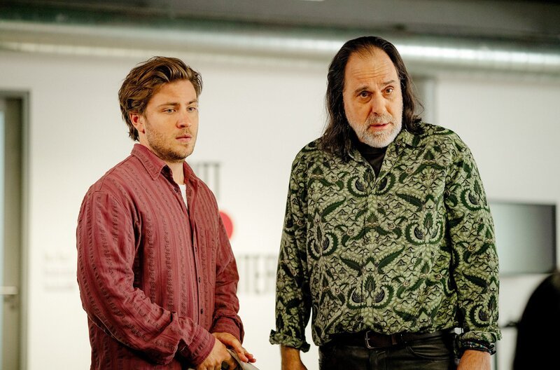 Sam (Thomas Loibl, re.) will Wanja (Jannik Schümann, li.) näher kennenlernen. Da sind ihm die anderen Schauspieler egal. – Bild: SWR/​Odeon Fiction/​Zuzana Panska