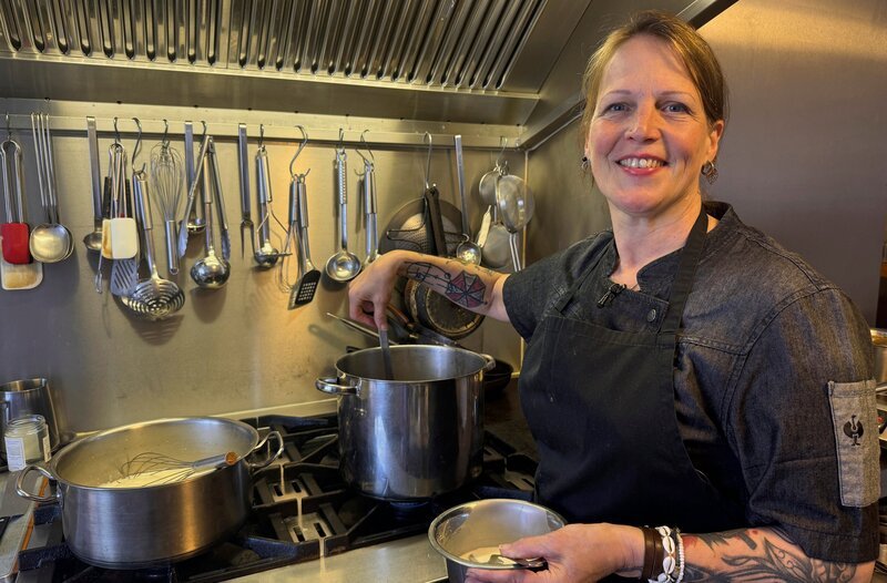 Katja Hack hat nach ihrer Kochausbildung die Welt der Sternegastronomie und Fernsehköche kennengelernt. 2008 entschließt sie sich in den elterlichen Gasthof zurückzukehren um dort mit ihrer Feinschmecker-Küche kulinarische Akzente zu setzen. – Bild: hr