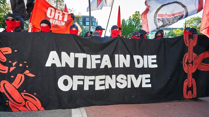 Berlin, der 1. Mai 2026: Linksextremisten demonstrieren auf der traditionellen „Revolutionären 1. Mai“-Demonstration. – Bild: ZDF Berlin, der 1. Mai 2026: Linksextremisten demonstrieren auf der traditionellen „Revolutionären 1. Mai“-Demonstration. – Bild: ZDF