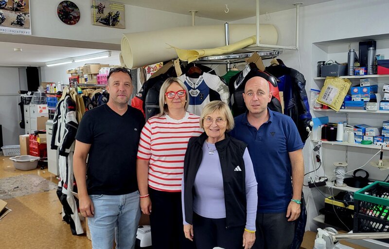 Das Team des Familienbetriebs Waco (v.l.n.r.): Uwe Brückner, Bettina Aust-Brückner, Mariele Aust, Christoph Aust. Sie fertigen Lederkombis seit 1993. – Bild: SWR