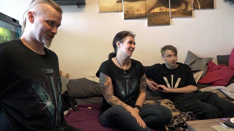 Nicole, ihr Ehemann René und Sohnemann Jamie sind unterdessen voller Vorfreude, denn heute besuchen die drei gemeinsam ein Konzert in Rostock. – Bild: RTLZWEI