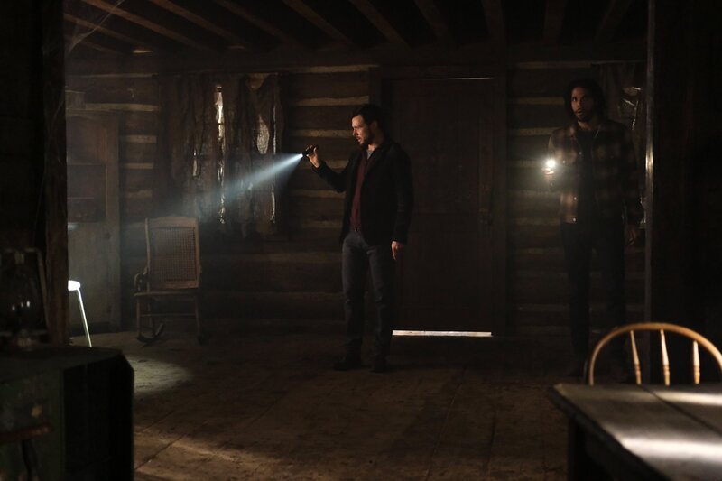 Harry Greenwood (Rupert Evans, l.); Jordan Chase (Jordan Donica, r.) – Bild: Bettina Strauss