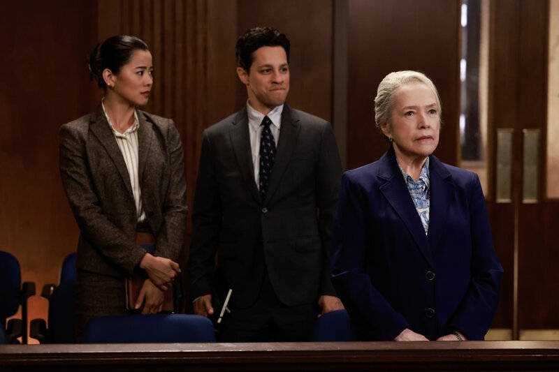 Pictured (L-R): Leah Lewis as „Sarah Franklin“, David Del Rio as „Billy Martinez“, and Kathy Bates as „Madeline Matlock“. – Bild: CBS /​ CBS Broadcasting Inc. All Rights Reserved.