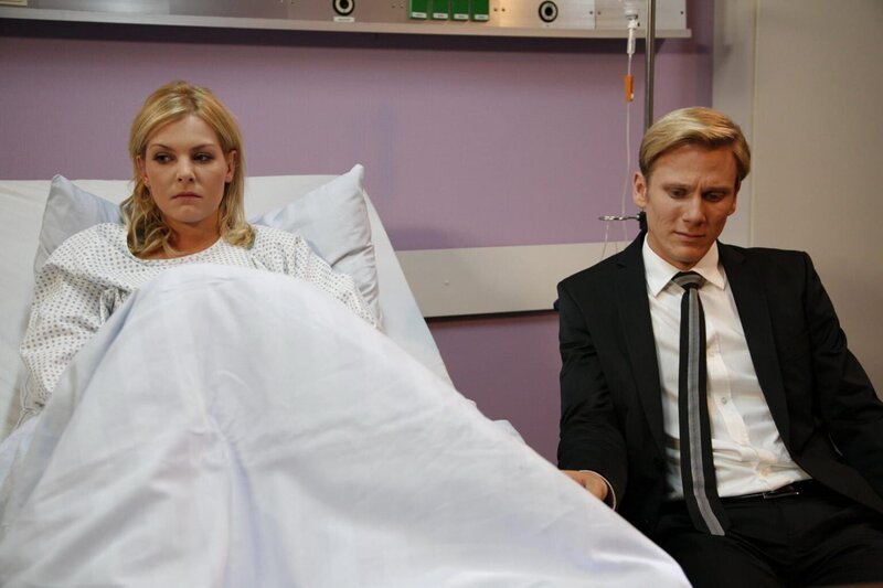 Alexandra (Ivonne Schönherr, l.) geht es langsam besser. Was Philip (Philipp Romann, r.) betrifft, scheint ihr Plan aufgegangen zu sein. Angesichts der Trauer um sein Kind verspricht er ihr, sie fortan in Ruhe zu lassen&nbsp;… – Bild: SAT.1
