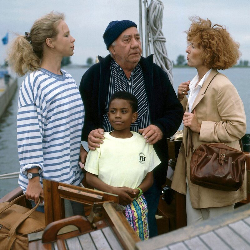 Tina (Marion Kracht, l.) ist mit Richy (Jacques Hipplewith, 2.v.l.) zum Ijsselmeer gefahren, um ihn dort vor dem Zugriff des Jugendamtes zu verstecken. Ihre Mutter (Christiane Pauli, r.) besucht sie heimlich und bringt ihr bei der Gelegenheit etwas Geld mit. – Bild: Gyula Trebitsch, Fernsehprod. GmbH, Hamburg /​ ZDF