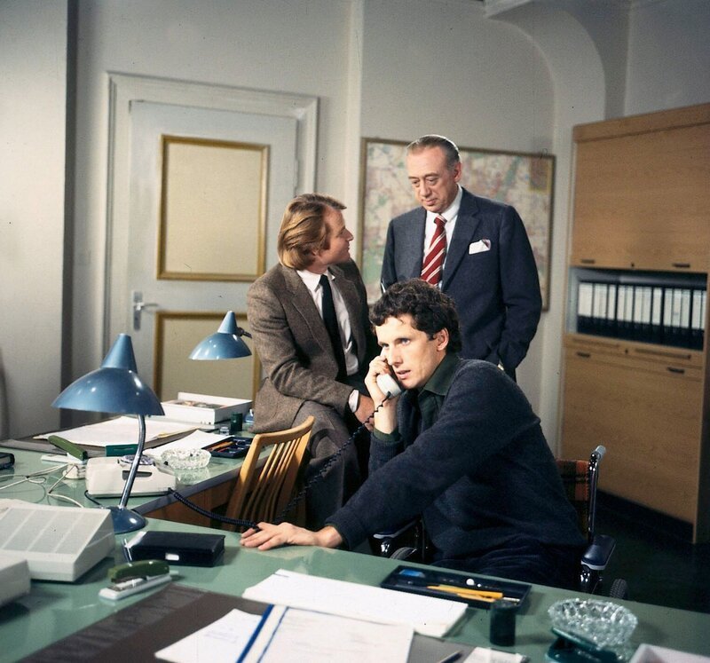 Oberinspektor Derrick (Horst Tappert) und Inspektor Klein (Fritz Wepper) überrascht der Eifer, mit dem Heinz Bruhn (Matthieu Carriere) eigene Tataufklärung betreibt. – Bild: ZDF /​ NMFP Helmut Ringelmann