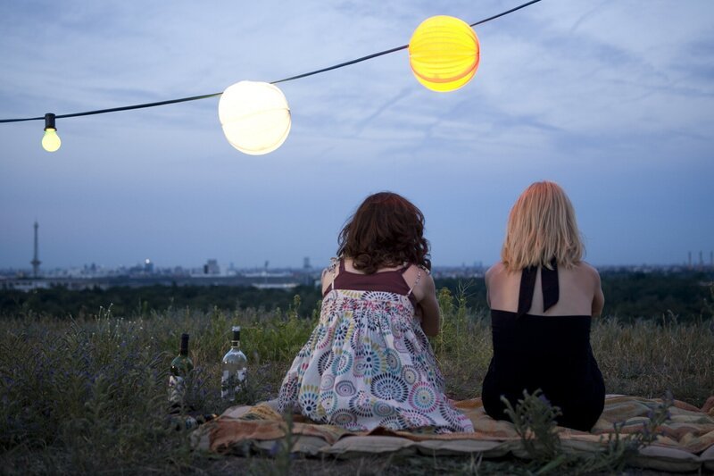 Melanie (Stephanie Schönfeld, rechts) mit Linda (Lilly Marie Tschörtner) auf der Party. – Bild: BR/​Conny Klein