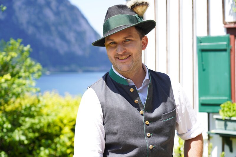 Hoagascht Moderator Patrick Eisl posiert für ein Foto – Bild: Lena Moik /​ ServusTV /​ Degn Film