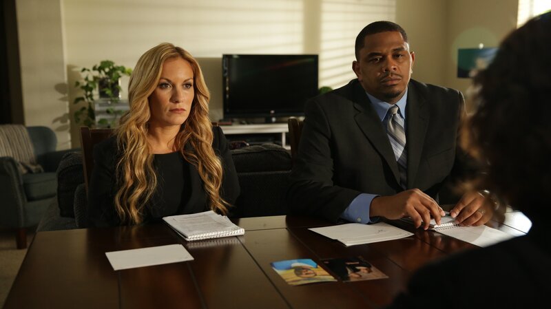 Chris Anderson and Melissa Lewkowicz are seated next to each other. Both stare at Angela Amundson. – Bild: Discovery Communications