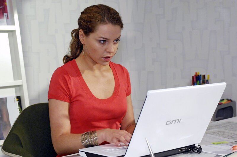 Katja (Karolina Lodyga) findet die Mails von Jonas’ Chatpartnerin – und schreibt eine Antwort&nbsp;… – Bild: SAT.1 /​ Oliver Ziebe Eigenproduktionsbild frei